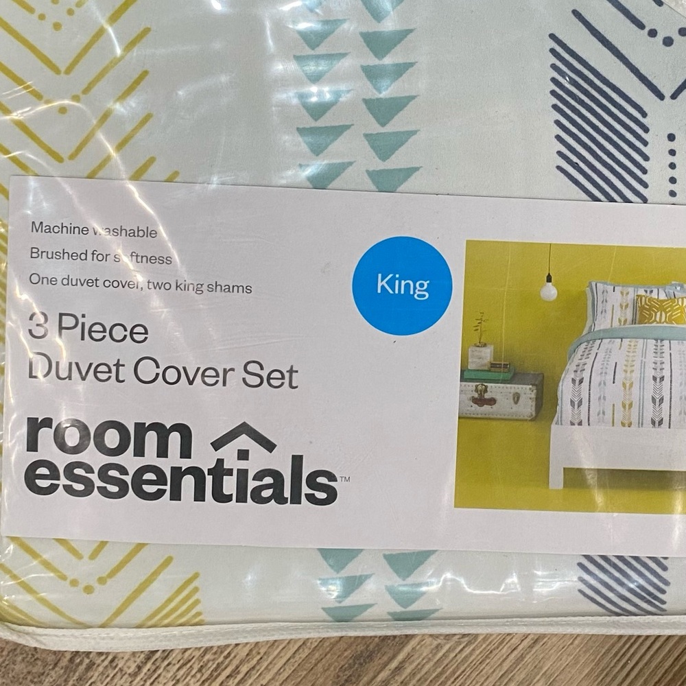 Room Essentials.  3 Piece Duvet Cover Set